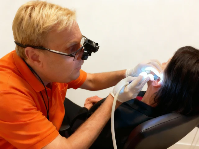 KNO-arts van Audinc zuigt oorsmeer uit onder 3D-microscoop, pijnloos en zonder water
