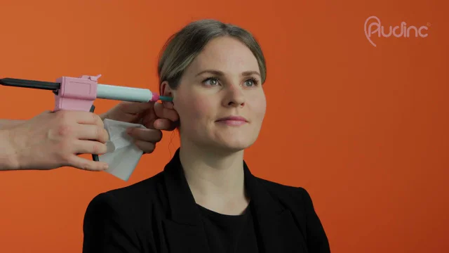Audinc specialist maakt een persoonlijke oorafdruk